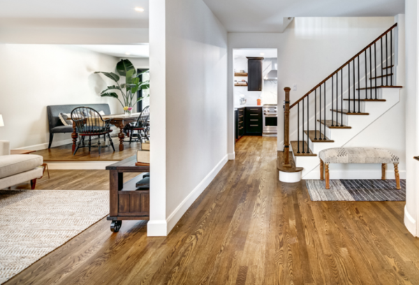 Lantai Kayu dengan Sentuhan Aksen Berwarna